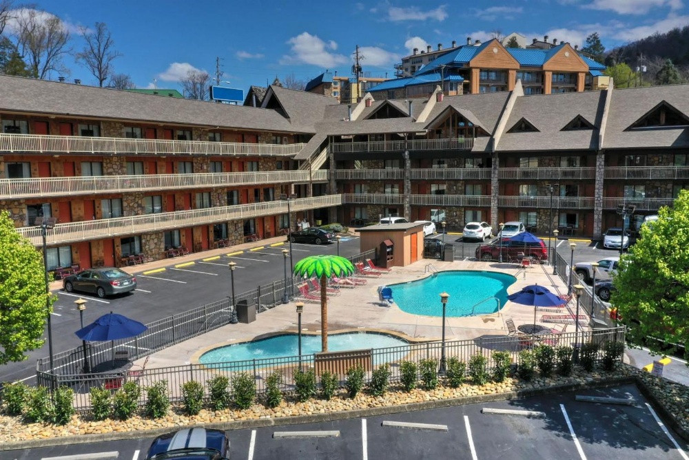 Crossroads Inn & Suites